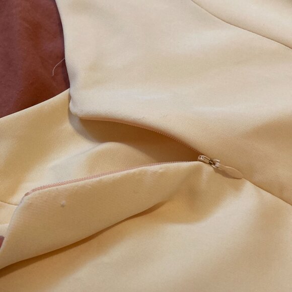 Yellow dress - Picture 6 of 8